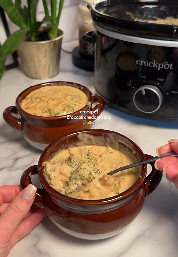 Easy Crockpot Broccoli Cheddar Soup Recipe