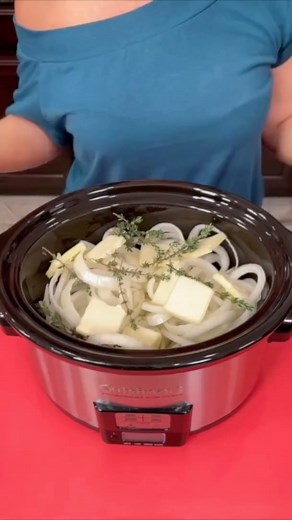 Mistie Knight on Instagram: "Crockpot French Onion Soup! 🧅 #easyrecipes #crockpotrecipe #easydinnerideas"