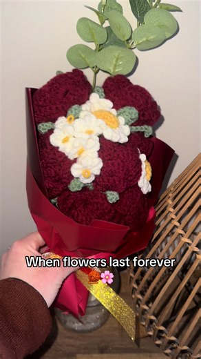 These crochet flowers are the cutest little keepsake 🌺 these would be Perfect for Mother’s Day and guaranteed to last way longer than a week #flowers #crochet #crochettiktok #mothersdaygift #mothersday
