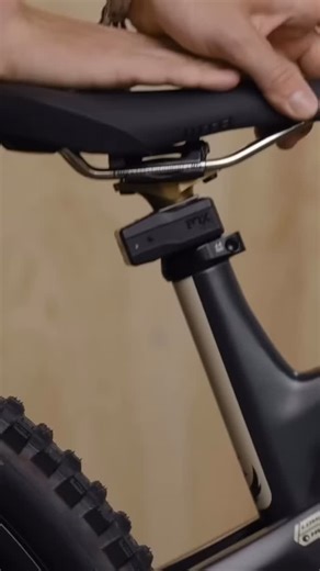 #TechTuesday 🔧 The Neos battery and wireless controller sit at the seatpost base, just above the clamp. This maximizes clearance, letting the seatpost fully slam without tire rub or buzz. 🚵‍♂️ The result? A cleaner, more functional design. ✨ 🎥 @ridefoxph #ridefox #TransferNeo | Ride FOX Philippines