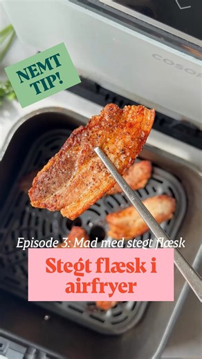 Episode 3: Mad med stegt flæsk ❤️ Sprødt flæsk på rekordtid? 😍 Hvis du ikke allerede har prøvet det, så lav stegt flæsk i din airfryer. Det tager ingen tid og det sviner mindre ✨ 👉 Det skal du bruge: · 600 g stegeflæsk i skiver · 1 tsk groft salt · Friskkværnet peber 🔪 Sådan gør du: 1. Forvarm airfryeren til 200 °C. 2. Dup flæskeskiverne tørre og krydr begge sider med salt og peber. 3. Læg skiverne i ét lag i kurven – uden overlap. 4. Steg i ca. 15-20 minutter, til flæsket er gyldent og sprød