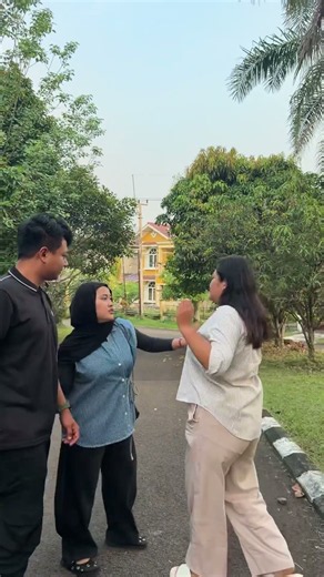 Udah punya cewek masih aja genit😒