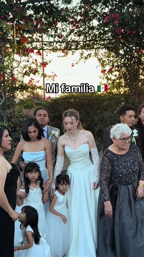Mi familia 🇲🇽❤️🇺🇸 . #mexico #edelykati #gringa #boda #mifamilia | this is my family