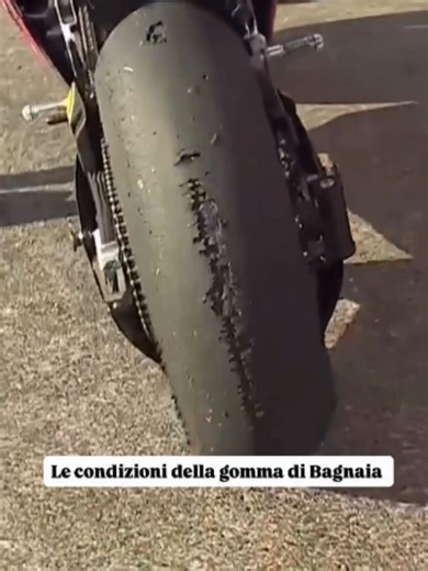 👀 Lo pneumatico posteriore di Pecco Bagnaia dopo la Sprint di Motegi 🇯🇵 Domenica la gara alle ore 7.00. Tutto il weekend del GP del Giappone è LIVE su Sky Sport MotoGP e in streaming su NOW 📹 @motogp #SkyMotori #SkyMotoGP #MotoGP #JapaneseGP