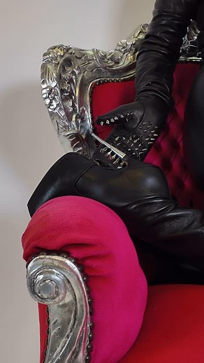 #blackleather #studs #gloves #lederhandschuhe #lederateliermiceli #lederhandschuhe #miceli #custommade | Veronica Miceli