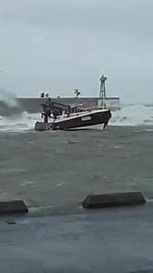 104K views · 1K reactions | TEMPÊTE ANA 16h45: Mer déchaînée à l'entrée du port de Port en Bessin. Difficile pour ce bateau de rentrer... Vidéo de Port Marée. | Météo Basse-Normandie | Facebook
