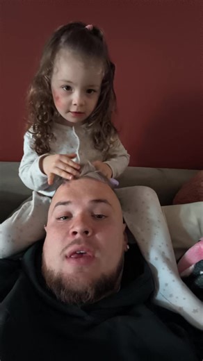 Julia coiffe Papa comme une poupée