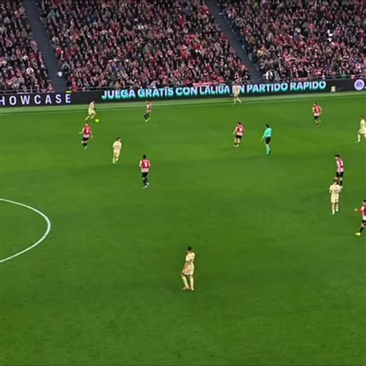 ່ (@fluent_futbol)’s video of Lionel Messi holding the World Cup trophy