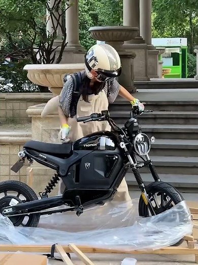 自己开箱自己的摩托车才是最开心的时候！#喜提新车 #摩兽 #摩兽m03 #新国标电动自行车 #Cyril赛罗