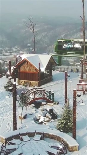 Winter in the Smoky Mountains is 👌✨ Visit us this coming season! #anakeesta #gatlinburg #smokies #christmas #winter #travel