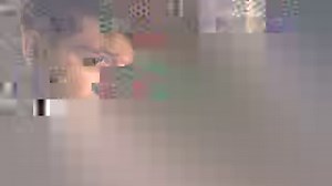 [ORF-PREMIERE: "DER TRAFIKANT"]: Die bewegende Coming-of-Age-Geschichte nach dem Roman von Robert Seethaler mit Simon Morzé und Johannes Krisch spielt im Wien von 1937/38 und erzählt von einem 17-jährigen Burschen aus der Provinz der bei einem Trafikanten in die Lehre geht. In der Großstadt lernt er nicht nur Sigmund Freud kennen sondern auch seine erste Liebe - beide geben dem Heranwachsenden große Rätsel auf (20.15 Uhr, ORF 2). Mehr: https://tv.orf.at/highlights/orf2/201227_der_trafikant100.ht