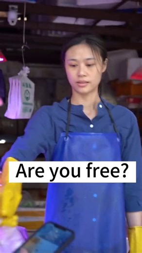 The little sister who sells fish has turned into a beautiful woman. #makeup #streetinterview | Lan Street Make Up