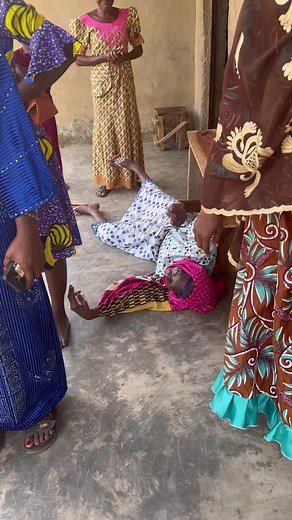 Heart Breaking Moments 🥲🥲 PLEASE HELP THE TWIN NEWBORNS 🙏🙏🙏 Mother of twin Newborn babies Paralyzed after giving birth 6 weeks ago - RASHIDAT’s story , Please Read Rashida fell into labour and was rushed to a private hospital where Caesarian section was carried out as an emergency. The beginning of her woes 🥲Her wound never healed and she was getting decayed , oozing smelling water and people started avoiding her. She was returned to the same hospital and reopened after she complained of p