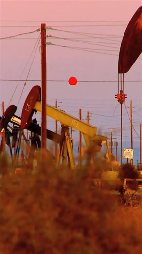 Attention FIFO Job Seekers! If you’re using anything other than Microsoft Word to write your FIFO resume, you’re putting yourself at a huge disadvantage. Here’s why: 👀 ATS Compatibility: Fancy templates from free design apps like C@%va may look great, but they often aren’t compatible with Applicant Tracking Systems (ATS). These systems are used by companies in the Australian mining industry to filter resumes. If your resume can’t be read by ATS, it won’t ever be seen by a human! 👀 Professional