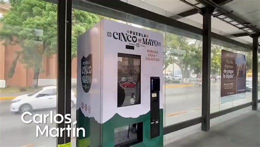 👇🏼 Instalan una máquina expendedora de bebidas frías y calientes de la marca Puebla Cinco de Mayo en uno de los paraderos de la Línea 3 del RUTA. | Carlos Martin Huerta