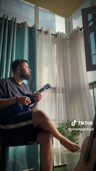 VIDA KARO: Ukulele Slide Cover Performance