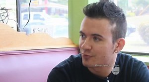 #VIDEO - Waiter helps disabled person to eat