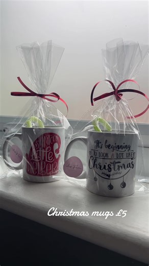 All christmas cups ! 🎄 To make an order now message me on tik tok , instagram or facebook ✨ #foryou #viral #gifts #fyp #art #artwork #smallbusiness #helpasmallbusiness