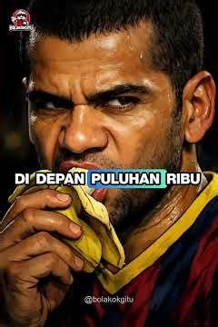 Dani Alves Makan Pisang yang Dilempar Fans di Lapangan!😎🍌 #Shorts #barcelona #bolakokgitu #danialves