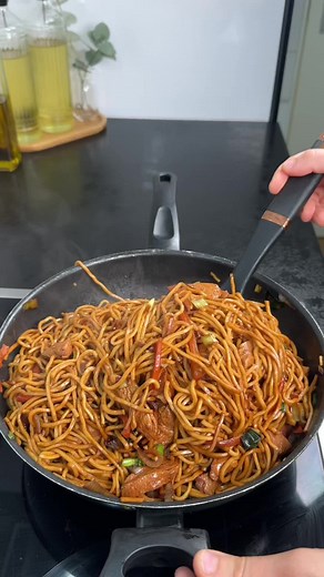 Leckere Chinesische Nudeln mit Hähnchen und Gemüse