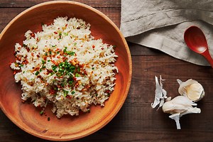 Filipino Garlic Fried Rice Recipe (Sinangag) with crispy garlic
