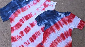 It's the perfect time to start tie dying shirts! Make a Patriotic USA Flag Tie Dye Shirt with Tulip One Step dye and tutorial at doodlecraftblog.com 😊 Perfect for Independence Day celebrations, parades and fireworks! Easy to make shirt! https://bit.ly/2LdsOC8 #tiedyeyoursummer with iLoveToCreate | Doodlecraft