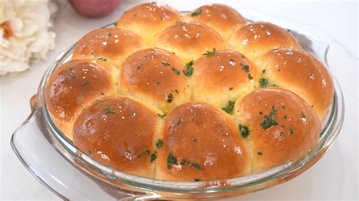 One Hour Classic Dinner Rolls-No Machine Needed How to make Classic Dinner Rolls in one hour. Here's what you'll need: 2/3 cups milk (170ml) slightly warm 1 large egg 1/4 cup sweetened condensed milk (70g)- you can skip this and use 1/4 cup sugar instead 1/4 cup melted butter (55ml) unsalted 1 and a half tsp instant yeast (5g) 2 and a half cups bread flour (320g) or all purpose flour 3/4 tsp salt (4g) For brushing (optional): you can just brush it with butter if you like 3 tbsp salted butter 1 t