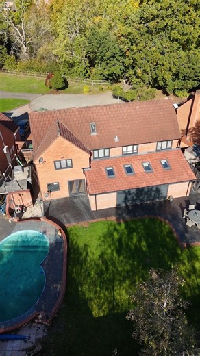 📍 Ardens Close, Redditch ⭐️ An exceptional five-bedroom executive residence, extensively upgraded and set in a prestigious cul-de-sac, featuring impressive open-plan living and a private heated pool. A rare opportunity of outstanding quality. #ExecutiveHome #LuxuryProperty #PropertyForSale #PrestigiousLocation #PrimeListing #UKProperty | King Homes
