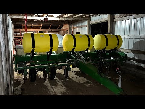 New Fertilizer Tanks on the John Deere 7000 planter!
