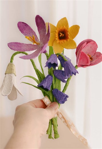 Recycled Egg Carton Spring Flowers 🌷 Before you recycle your egg boxes… watch this I turned a simple egg box into a bouquet of spring flowers 💐 tulip, daffodil, crocus, snowdrop and bluebell using materials you’d usually put in the trash! These little flowers are made from something you already have at home and they’re such a lovely nature inspired craft for both kids and grown ups 🌼 ✨If you’d like to make your own I have a supplies list and step by step how to sheet just let me know if you’d