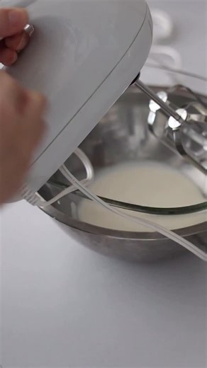 cotta［コッタ］ on Instagram: "ミキサー世界シェアNo.1✨ キッチンエイドからコードレスシリーズが新登場！ ソフトスタート機能付き 7段階よりスピード調整可能。 コードレスなので使う場所を選ばず、ストレスフリーに作業ができます◎ 気になる！と思ったらこの投稿に「キッチンエイド」とコメントしてね！ ダイレクトメッセージで商品のURLをお届けします♪ ※DMが届かない場合は大変お手数ですが、コッタのプロフィールのURLより公式サイトをご覧ください。 商品検索窓で「キッチンエイド コードレス」と検索していただくと商品をご覧いただけます。 動画撮影：@char.kitchen さん ❤️❤️❤️❤️❤️❤️❤️❤️❤️❤️❤️❤️❤️❤️ ＼お菓子・パン作り専門の通販サイトcotta／ 失敗しないレシピが21,000件以上♪ 必要な材料や道具も公式サイトで全て揃います🍰 プロフィールのURLからアクセス！ @cotta_corecle ❤️❤️❤️❤️❤️❤️❤️❤️❤️❤️❤️❤️❤️❤️❤️ #cotta #コッタ #お菓子作り #キッチン雑貨 #コードレス #ミ