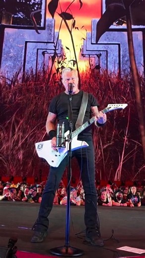 METALLICA at The Sphere: James Hetfield Calls The Crowd to sing "Master Of Puppets" chorus!