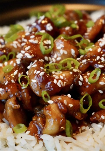 Healthier Orange Chicken 🐓🍊🔥 If you love orange chicken but don't want all the extra calories and BS... this is for you! Nothing breaded & deep fried, no artificial ingredients. This recipe is easy, quick, delicious and also great for meal prepping! 💪🏻 FULL RECIPE ⬇️ INGREDIENTS (3-4 servings) - ~2 lbs boneless skinless chicken thighs - Avocado oil - Seasonings: salt, pepper and garlic powder - Avocado oil cooking spray - Sesame seeds (garnish) - Sliced green onions (garnish) - Cooked jasmi