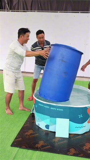 Thử Thách Thùng Phuy Đứng Trên Mặt Nước