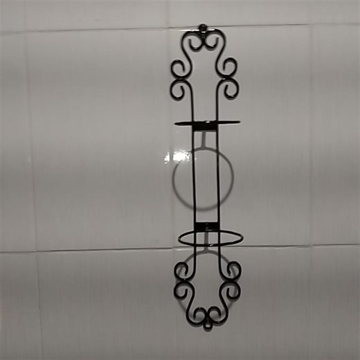 Pillar support for 2 vases.