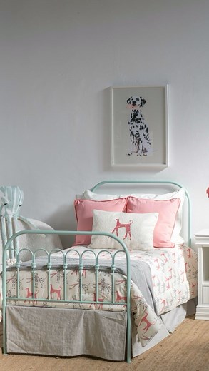 Bienvenidos a “The Dogs”, nuestra nueva vidriera y colección con espíritu 100% lúdico. Acompañanos a celebrar la elegancia canina y el encanto coqueto de los compañeros más fieles. Los perros de AC tienen maxi pestañas y expresiones pícaras, y se despliegan en distintas estampas que adornan nuestra ropa de cama. Verde y rosa se combinan para aportar su cuotade alegría en diversos rincones de la casa. Tampoco podía faltar un empapelado para la ocasión, de diseño geométrico y tono más calmo, gener