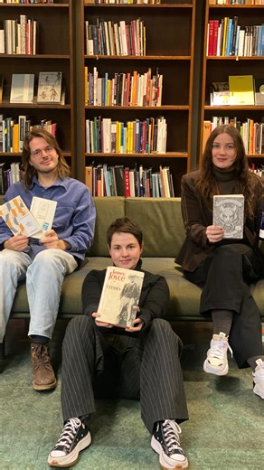 Bergen Offentlige Bibliotek on Instagram: "Vi er tilbake med Månedens klassiker! Serien hvor vi tar for oss et nytt klassisk litterært verk hver måned. Denne våren skal klassikerne diskuteres i samtale og podkast. Vi er klare for sesongen, og gleder oss til å snakke om følgende verk: ❄️ Januar: «Genanse og verdighet» av Dag Solstad ☁️ Februar: «Det blodige rommet» av Angela Carter 🌷 Mars: «Labyrinter» av Jorge Luis Borges 🌤️ April: «Verden av i går» av Stefan Zweig 🌳 Mai: «Ulysses» av James J