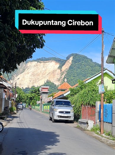 Jalannya udah bagus nih gaes.. Kalian alumni SMPN 1 Dukupuntang tahun berapa?? Di depannya ada bakso campursari, bakso legend nih,rasanya juga mantab gaes,siapa yang sering makan bakso campursari disini?? #dukupuntang #cirebon #cirebonpride🏴‍☠️ #wisatacirebon #kulinercirebon