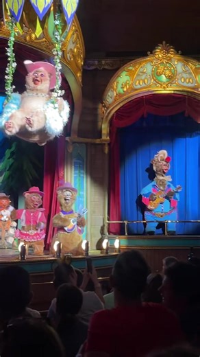 It is opening day of the Country Bear Musical Jamboree and…tonight’s audience absolutely loved it! 🐻 This was a packed show and they laughed, they clapped their hands, they stomped their feet, and listen…the entire audience sang along to “Bare Necessities” 🎙️ 🎶 | Doctor Disney