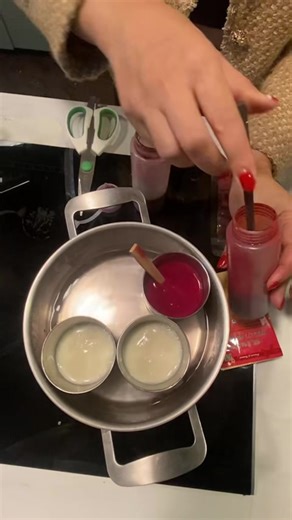 How to make Christmas red color! 1200ml milk and water mix with 1 Aki Jellly powder ( 12gm) No 6: 3 spoons No 3: 1 spoon. Follow clip to make color 18 different colors: 1. Orange: Momordica Cochinchinensis Oil 2. Bright pink: Beetroot 3. Dark red: Red yeast rice powder 4. Green: Macha powder 5. Dark Green: Sauropod androgynus 6. Purple pink: Tradescantia discolour 7. Dark Pink: Red dragon fruit 8. Dark purple: Purple yam 9. Hue purple: Purple leaf la cam (Peristrophe roxburghiana) 10. Yellow col