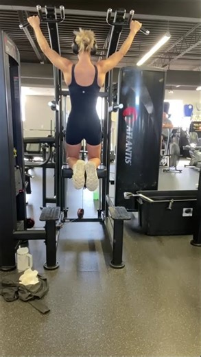 Assisted machine pull up (pronated, wide grip)