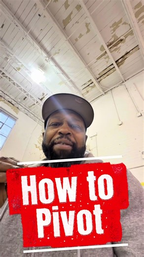 How to Pivot in the sport of boxing. The pivot is needed to make them quick angles.#boxing #howto #boxingtraining #boxingcoach #creatorsearchinsights