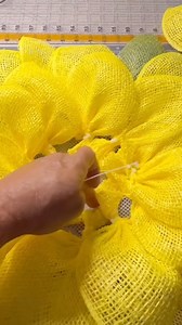 Let’s craft an easy sunflower wreath that is perfect for Fall and Summer🌻 #holliehobbies #sunflower #diysummer #diyfall #fall #diyflower | Hollie Lynn Williams