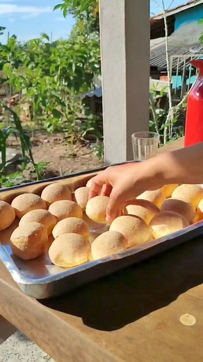 2M views · 45K reactions | Receita fácil de pão de queijo! A mais tradicional aqui na roça.  . . . . . . . . #roça #ebomdemaiscetadoido #vidanaroça #humor #frutas #dicas #receitas #fogaoalenha #sitio #comédia | Milene Vitoria Mimi Reserva | Facebook