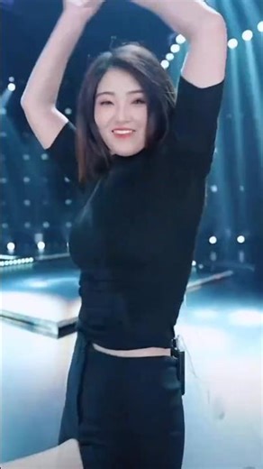 Xiao Qian performs a classy dance for her fans