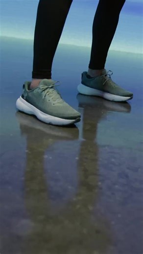 Men's UA Infinite Running Shoes Udobnost koja traje, kilometar za kilometrom. Men's UA Infinite Running Shoes dizajnirane su sa Deluxe Comfort sistemom koji pruža izuzetnu mekoću i stabilnost tokom svakog trčanja. Pleteni gornji deo obezbeđuje optimalnu prozračnost i izdržljivost, uz lagano i sigurno prijanjanje stopala. UA HOVR™ jastučić smanjuje udar pri kontaktu sa podlogom, vraća energiju i pomaže da se krećeš lakše i efikasnije, dok izdržljiv gumeni đon pruža pouzdanu fleksibilnost i dugotr