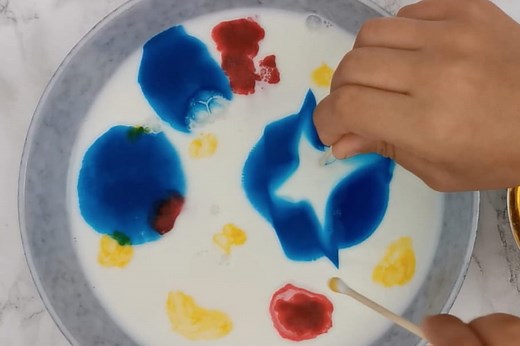Lait magique : une expérience scientifique amusante à faire à la maison