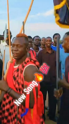 Another Hit Dergel Song 🎵 by Adarwal Garang Alier the Hit maker of Piny Acuk Tiam and Makuei Magak. Has dropped another hot 🔥 dergel song 🎵 Title: Kolnyang E Meen e Baai Please share and follow Makur Muor-wong Media | Makur Muor-wong Media