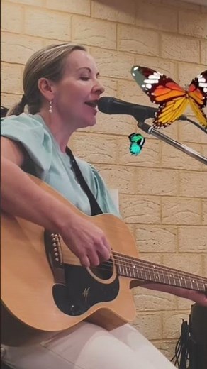 Love is like a butterfly by Dolly Parton #dollyparton #acoustic #folksong #1970s #singer #butterfly