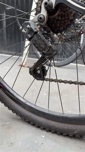 The best way to clean your bike chain Smooth ride again #BikeMaintenance #CleanChain #CyclingTips